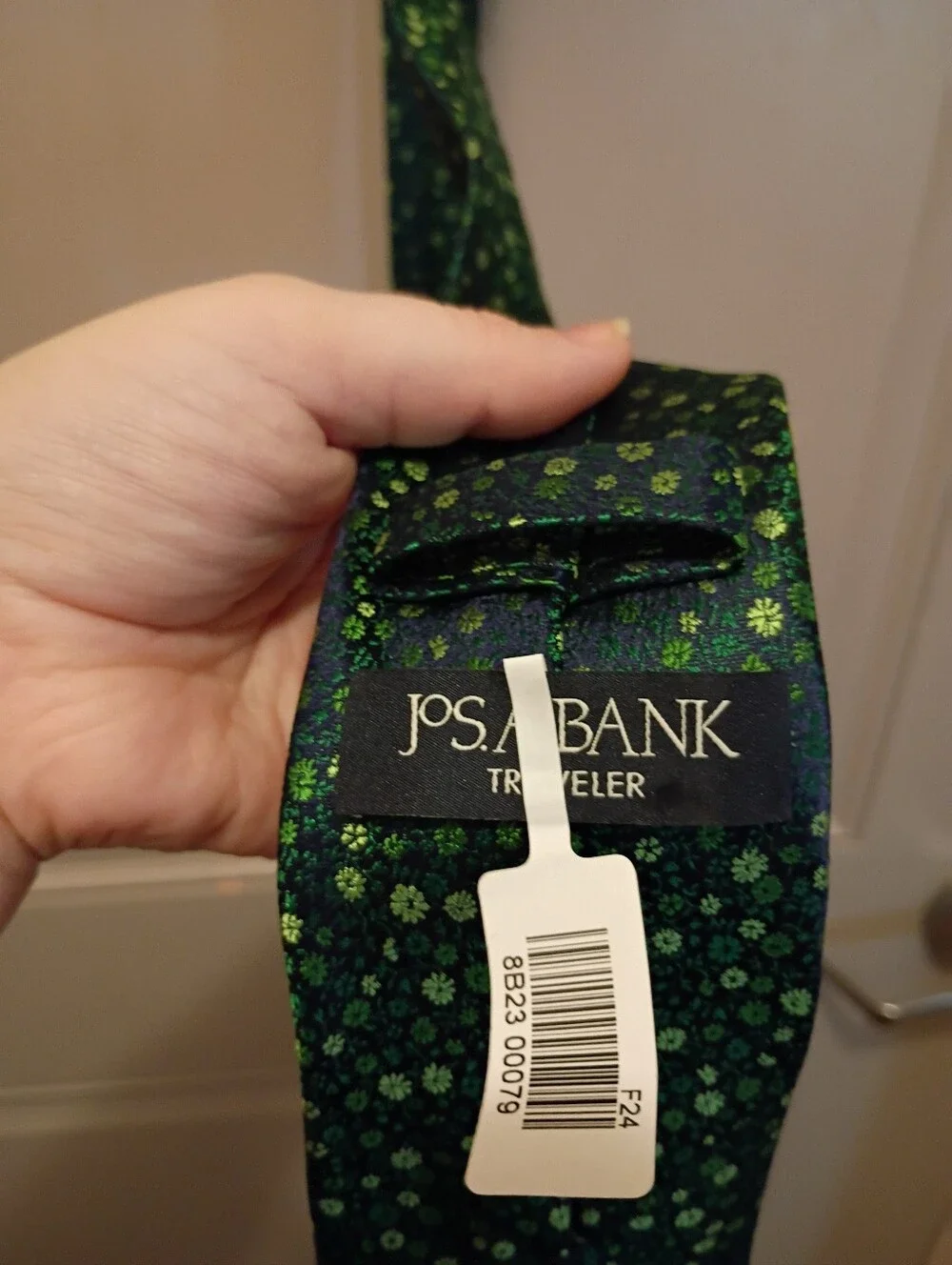 Jos A Bank Men's Green Floral 100%Silk Tie
